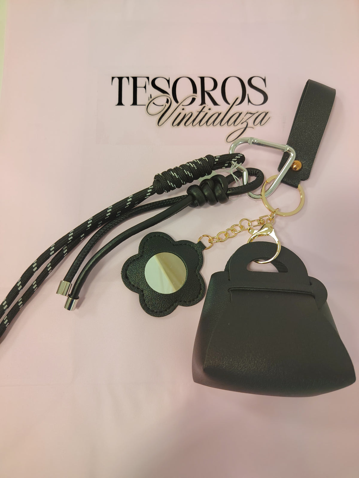 Llavero con minibolso de cuero, espejo y dijes