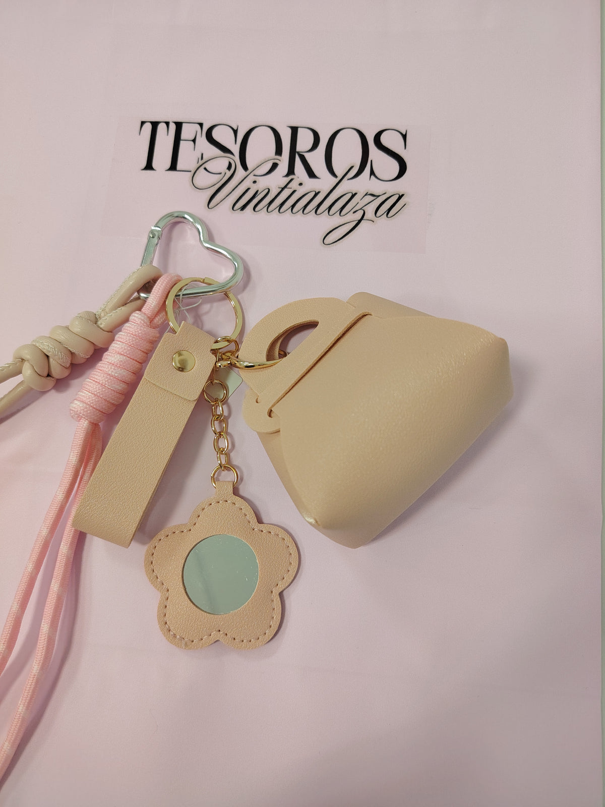 Llavero con minibolso de cuero, espejo y dijes
