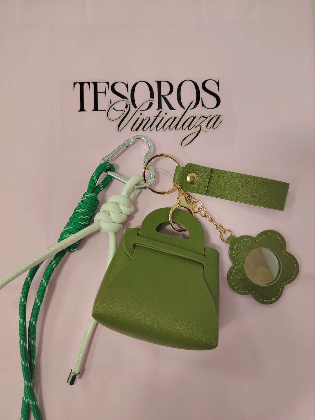 Llavero con minibolso de cuero, espejo y dijes
