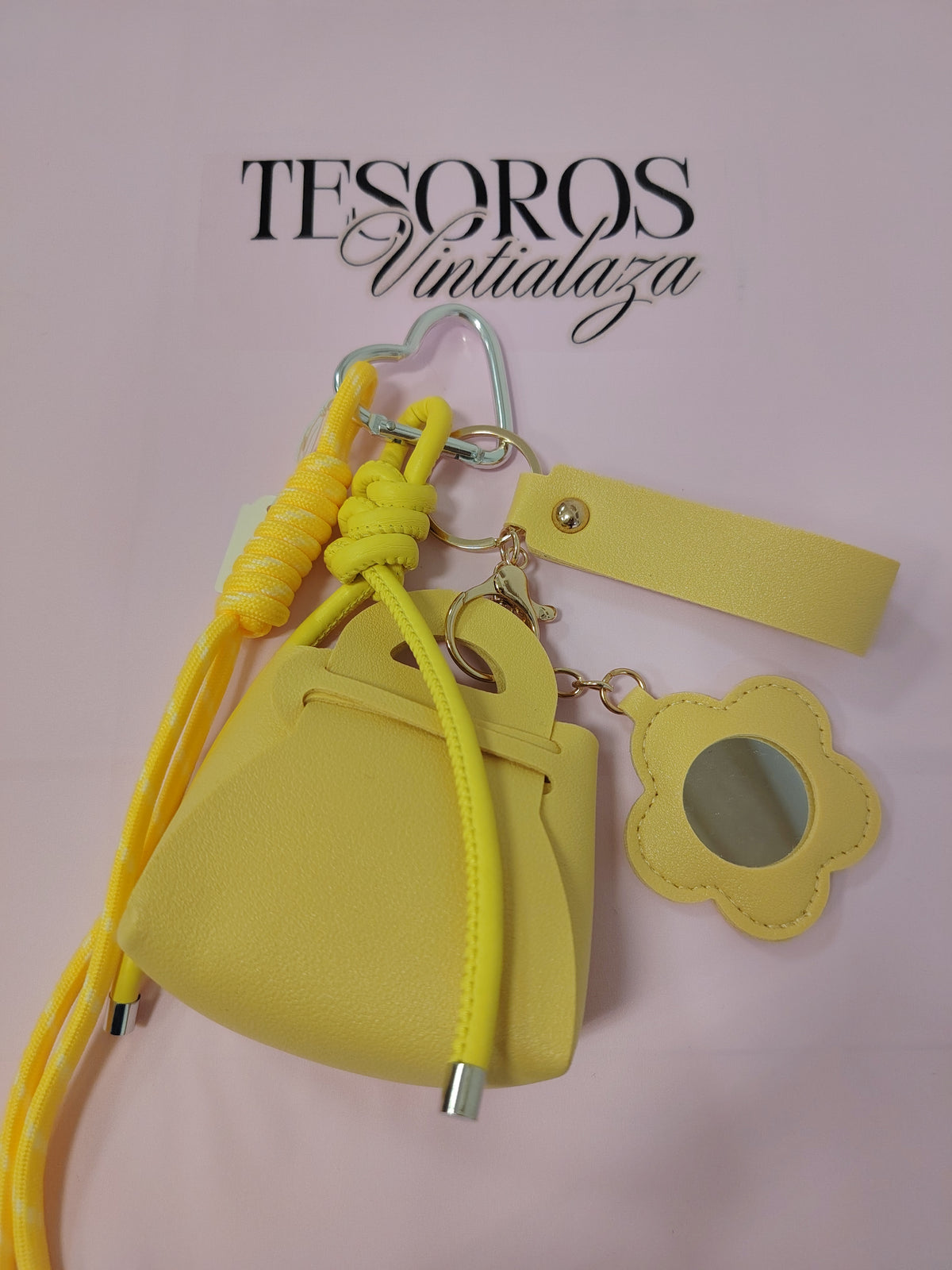 Llavero con minibolso de cuero, espejo y dijes