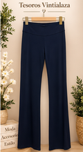 Jeggings de tiro alto azul marino con una favorecedora silueta de pernera acampanada