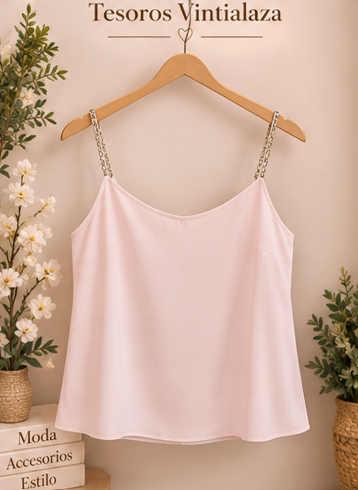 Camisola rosa pálido con tirantes adornados con gemas